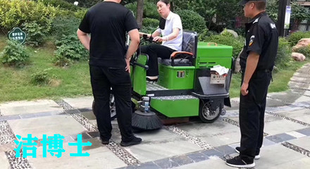 潔博士駕駛掃地車客戶案例-上海華川保潔服務